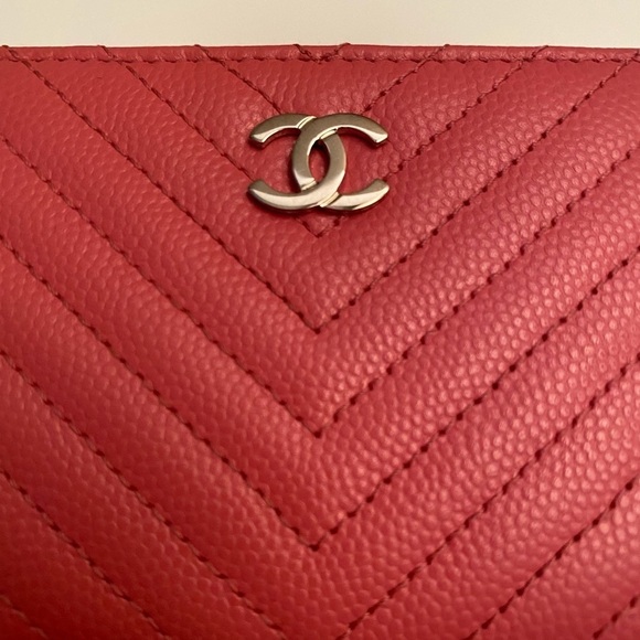 100% Authentic Chanel chevron zip card case - Picture 2 of 16